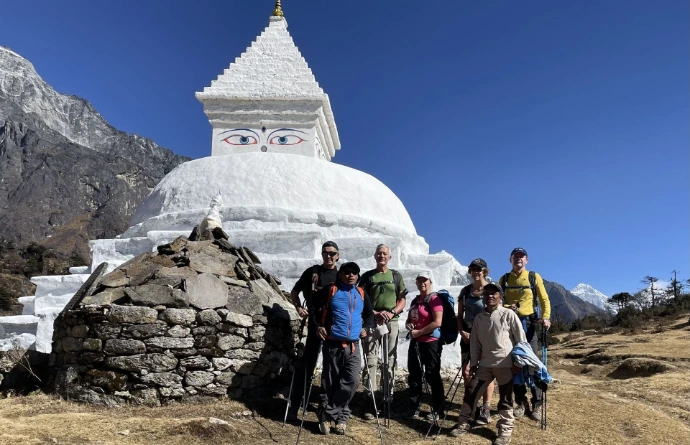Des trekkeurs au pied d'un stupa