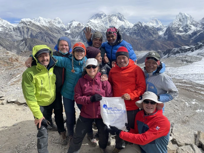 Au sommet du col de Renjo-La avec Argos trekking Népal