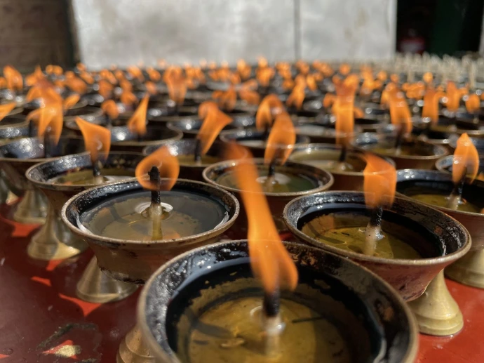 Bougies dans un temple bouddhiste
