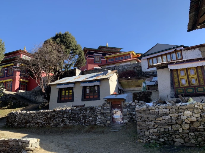 Village népalais, monastère d'enfants