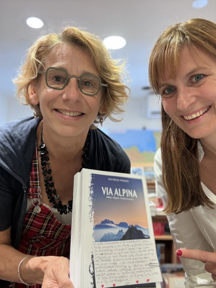 Isabelle Saxer et Anne Allais à La Géothèque avec le livre de Patrice Ponza