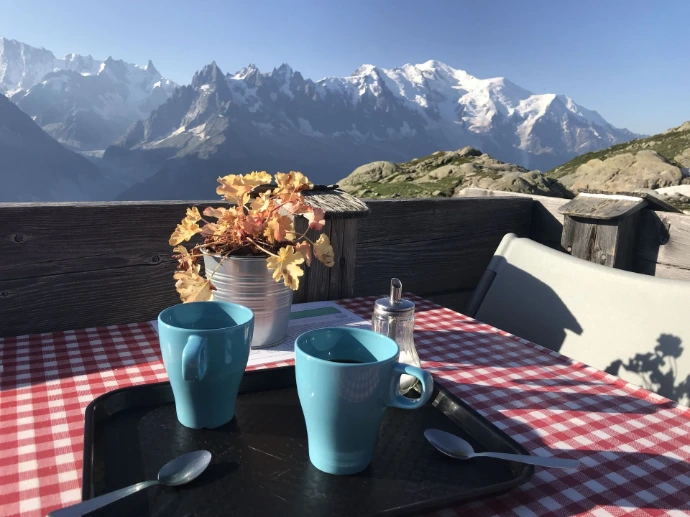 Café aux aiguilles rouges