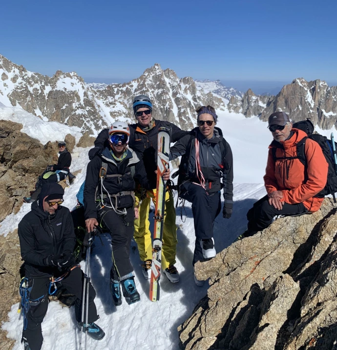 Dirigeants en marche en montagne pour favoriser équilibre, régulation mentale et clarté