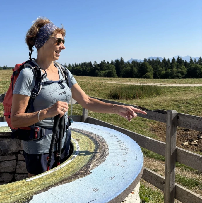 Dirigeants en marche en montagne pour retrouver ancrage, présence et disponibilité