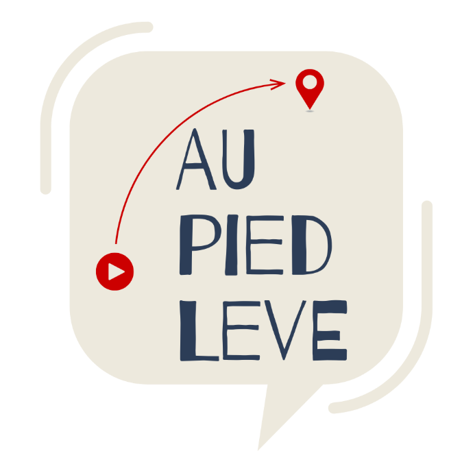 AU PIED LEVÉ